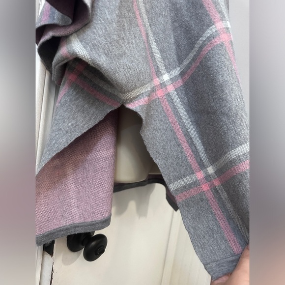 Max Studio Women’s Gray Plaid Poncho One Size - Cozy Turtleneck Cape Wrap - Picture 8 of 12